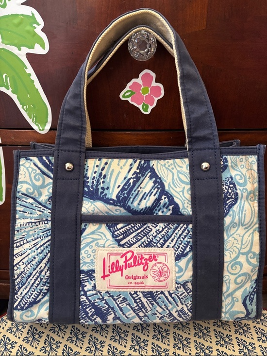 Lilly Pulitzer Handbags - Lilly Pulitzer Originals Small Tote Stuffed Shells Print
